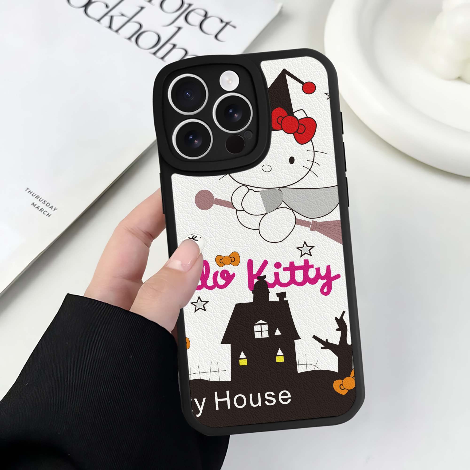 （画像用） Hello Kitty ハローキティ 【iPhone 16シリーズ対応】シリコンスマホケース（レザー調） 材質：シリコン